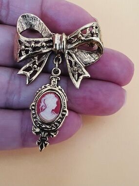 Gold-Tone Bow and red Cameo brooch, vintage